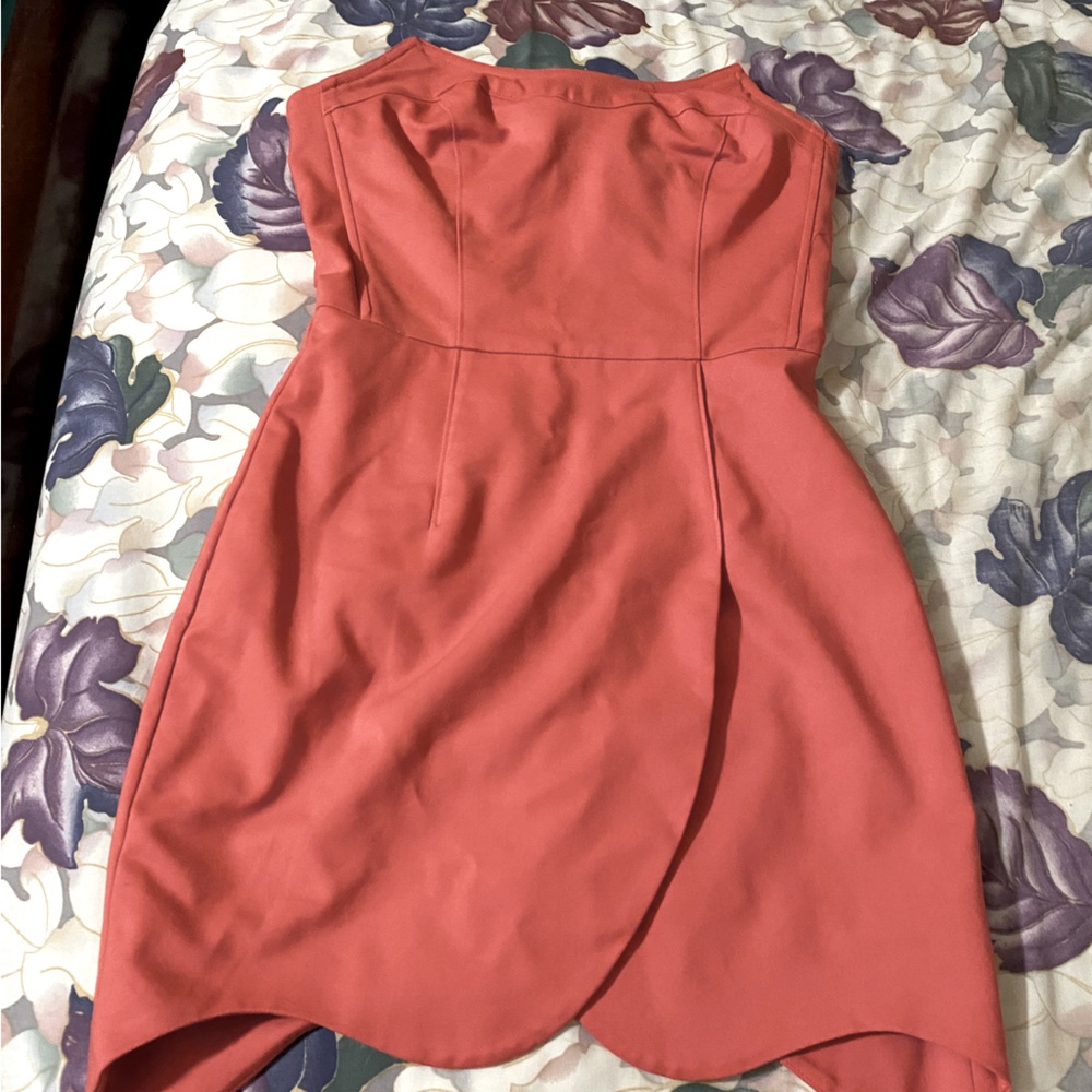 Strapless dress in color coral